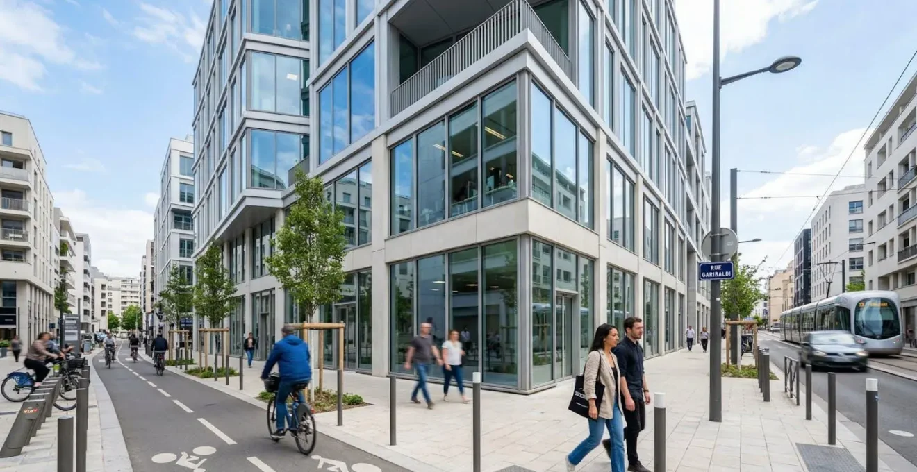 Façade vitrée d'un immeuble de bureaux contemporain sous un ciel lumineux en France